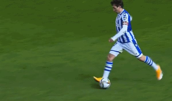 星空体育平台-西媒：德容手球判罚有争议 同一裁判执法双标